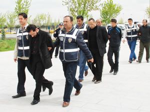 Cinayet zanlıları hakim karşısında 