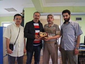 Dünya yetimlerinin başını okşuyorlar