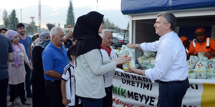 Büyükşehir’den organik meyve ikramı