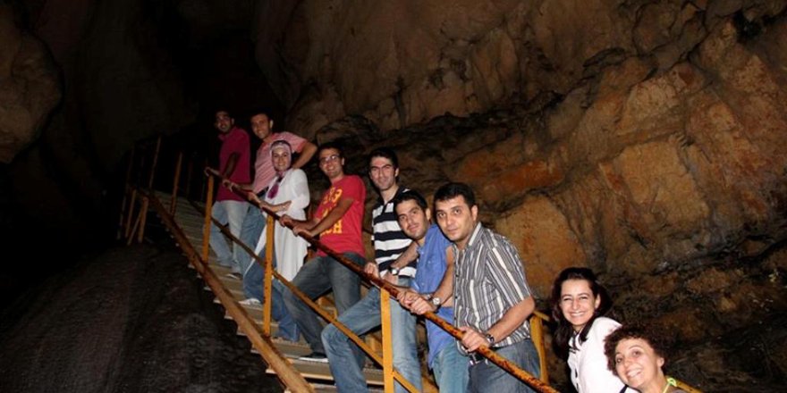 Tınaztepe Mağarası'nda serinliyorlar