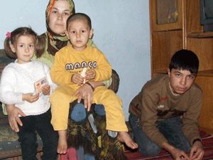 Kocası tarafından 3 çocuğuyla sokağa terk edildi
