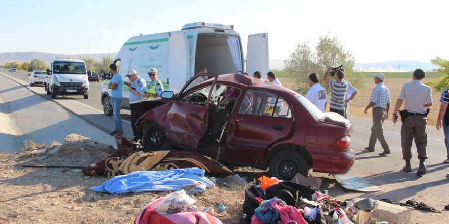 Otomobil refüje çarptı: 3 ölü, 2 yaralı
