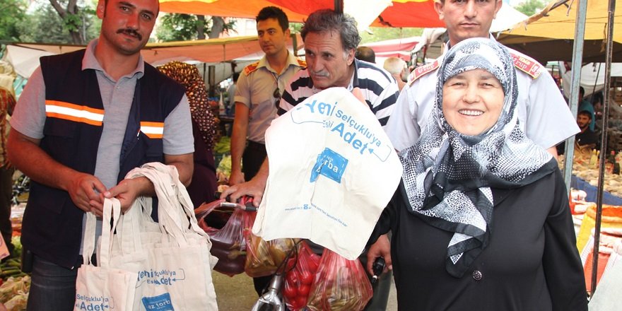 Çevre için 20 bin bez torba dağıtıldı