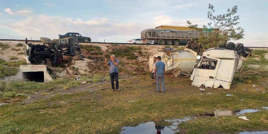 Kazada TIR üç parçaya ayrıldı
