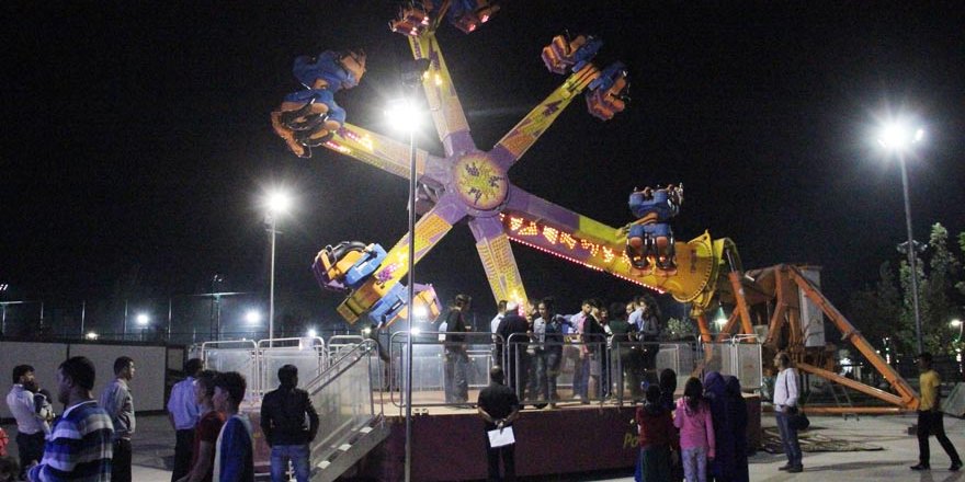 Lunaparkta eğlence aracında mahsur kaldılar