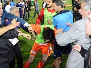 Kasımpaşa-Adana maçında kan aktı