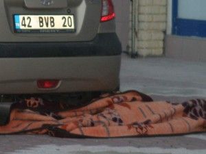 Önce otomobile sonra yere düştü