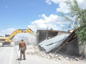Meramda kaçak yapılar yıkılıyor