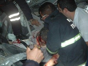 Hurdaya dönen araçtan sağ çıktı