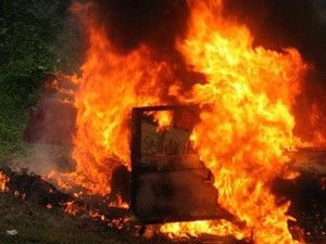 Teröristler yine araç yaktı