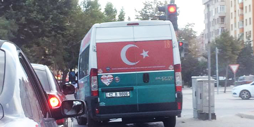 Minibüsçüler kırmızı ışıkta durmuyor!