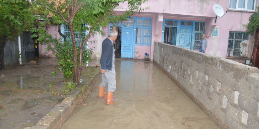 Sağanak yağış Seydişehir'de etkili oldu