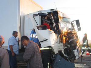 İkiye bölünen traktörden sağ kurtuldu