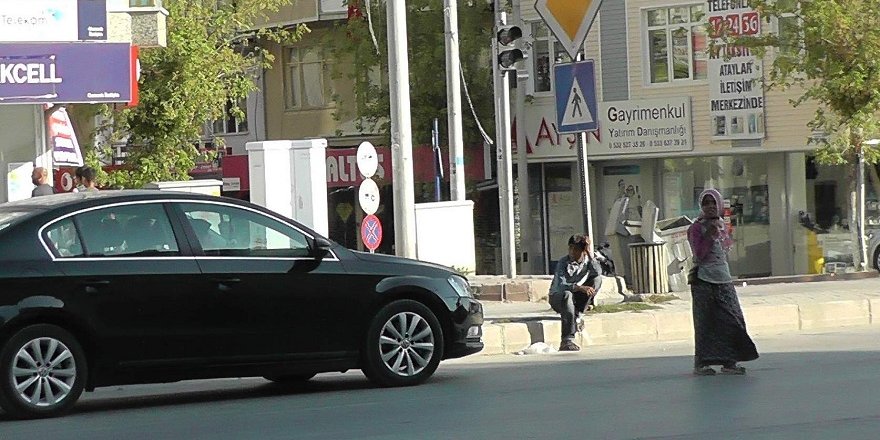 Sürücülerden para isteyen Suriyeli çocuğa otomobil çarptı