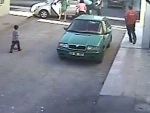 Arabanın altında kaldı