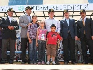 Bakan Davutoğlu polis pilavında