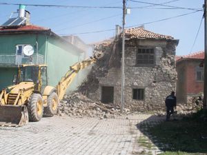Beyşehir Belediyesi virane binaları tek tek yıktırıyor