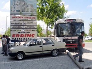 Öğrencileri taşıyan otobüs kaza yaptı