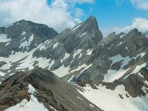 Mahsur kalan dağcılardan 3'üne ulaşıldı