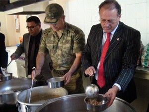 Akşehir protokolü yemek dağıttı