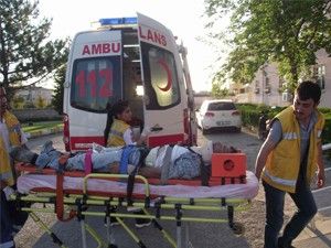 Otomobil duvara çarptı: 2 yaralı