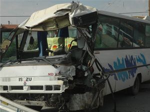 Midibüs ile işçi servisi çarpıştı: 1 ölü