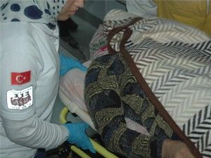 Çocuğunun yanında karısını bıçakladı