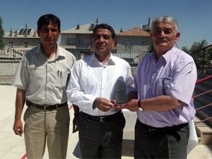Mugayıtoğlu'na teşekkür plaketi