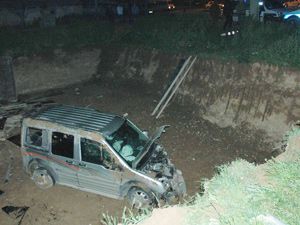 Kamyonet inşaat temeline düştü