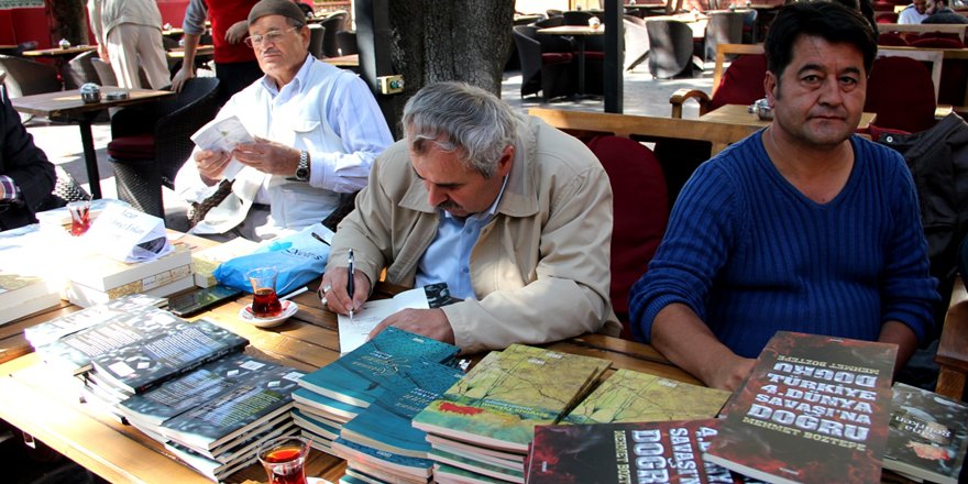 Seydişehir'de yazarlar kitaplarını imzaladı