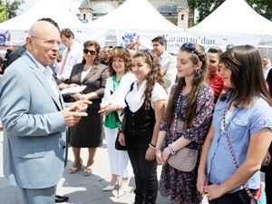 Karamanlı kadınlardan ebru ve çini boyama sergisi