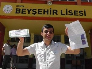 Görme engelli öğrencinin karne sevinci