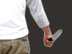 Kendisini uyaran eniştesini bıçakladı