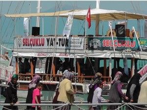 Yetimlere göl gezisi