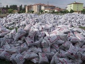 Dağıtılacak kömürlerin stoku başladı