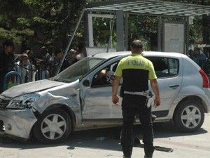 Otomobil otobüs durağına girdi