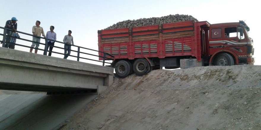 Pancar yüklü kamyonu kanala düşmekten köprünün demiri kurtardı