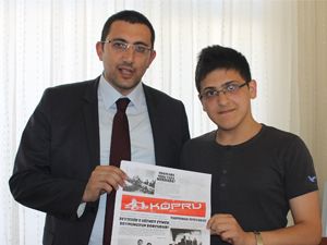 Akış, genç gazeteciye rozet takdim etti