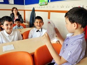 Dil bilimcilerden destek