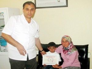 Sünnet olan çocuklara erkeklik belgesi veriyor