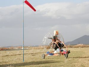 Kaynak ustası, yamaç paraşütü için paramotor üretti