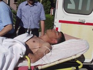 Çelik kapı takarken kafasına beton düştü