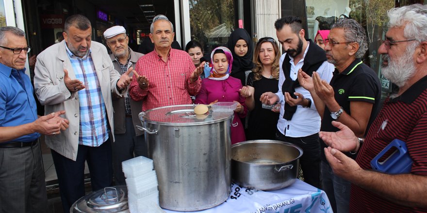 Zirve Sürücü Kursu aşure dağıttı