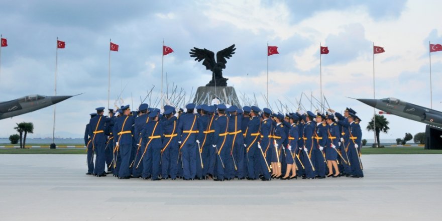 Darbe semineri yapan 12 havacı subay tutuklandı