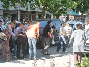 Otomobil kız çocuğuna çarptı