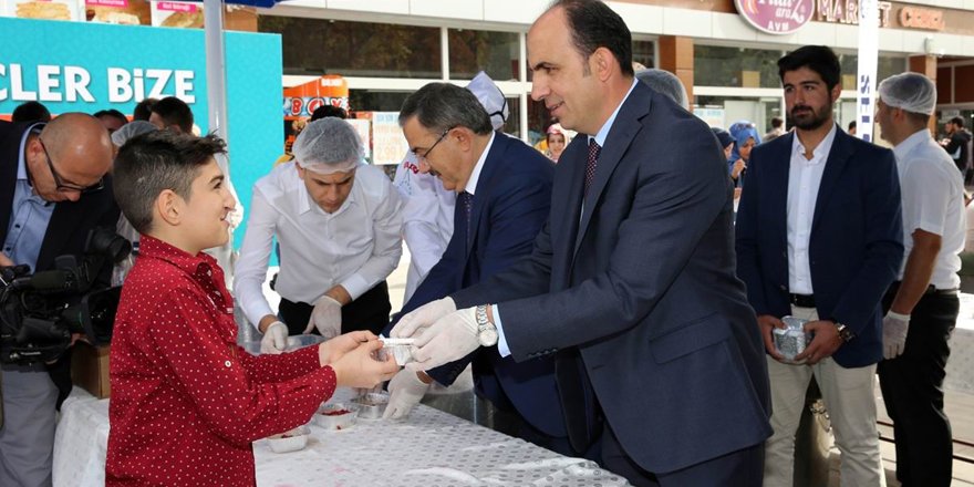 Başkan Altay’dan öğrencilere aşure ikramı