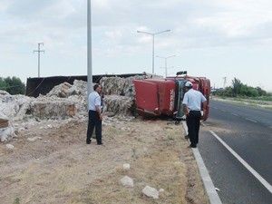 Kağıt yüklü TIR refüje devrildi: 1 yaralı