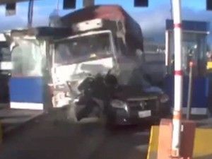 Kamyon dehşet saçtı