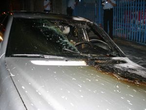 Lüks otomobili kundakladılar