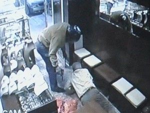 Silahlı soyguncu yakalandı